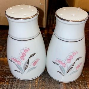 NORITAKE 5421 CREST LILY OF THE VALLEY SALT & PEPPER SHAKERS SET NEVER USED